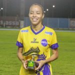 Gabriela recebe troféu de artilheira do campeonato amapaense feminino 2023