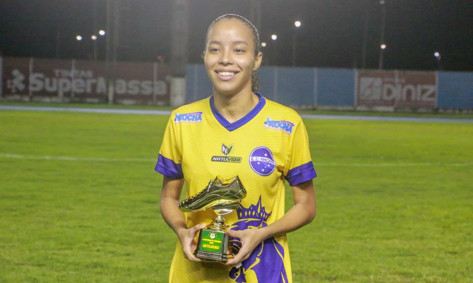 Gabriela recebe troféu de artilheira do campeonato amapaense feminino 2023