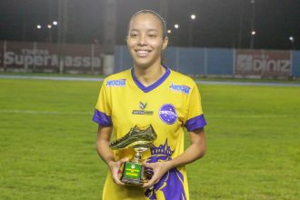 Gabriela recebe troféu de artilheira do campeonato amapaense feminino 2023