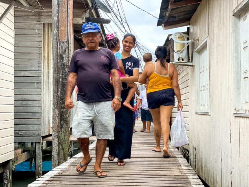 “Agora vamos ter o mínimo de dignidade”, diz moradora durante entrega de ponte no Muca