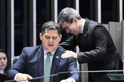 Após dois anos brigados, Davi e Randolfe se reconciliam politicamente