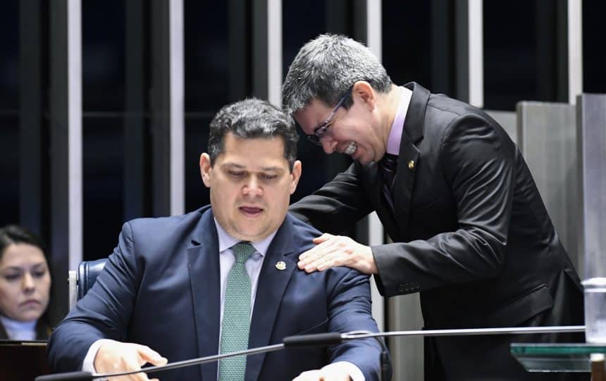 Após dois anos brigados, Davi e Randolfe se reconciliam politicamente