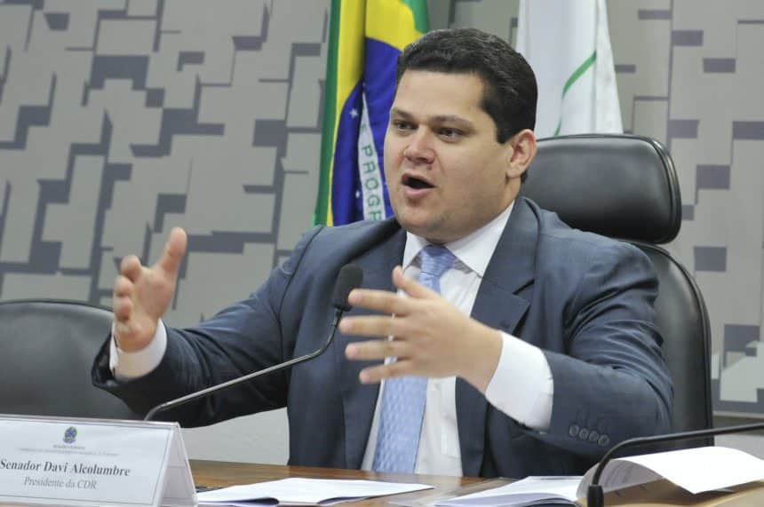 Davi Alcolumbre é reeleito presidente da Comissão de Constituição e Justiça do Senado