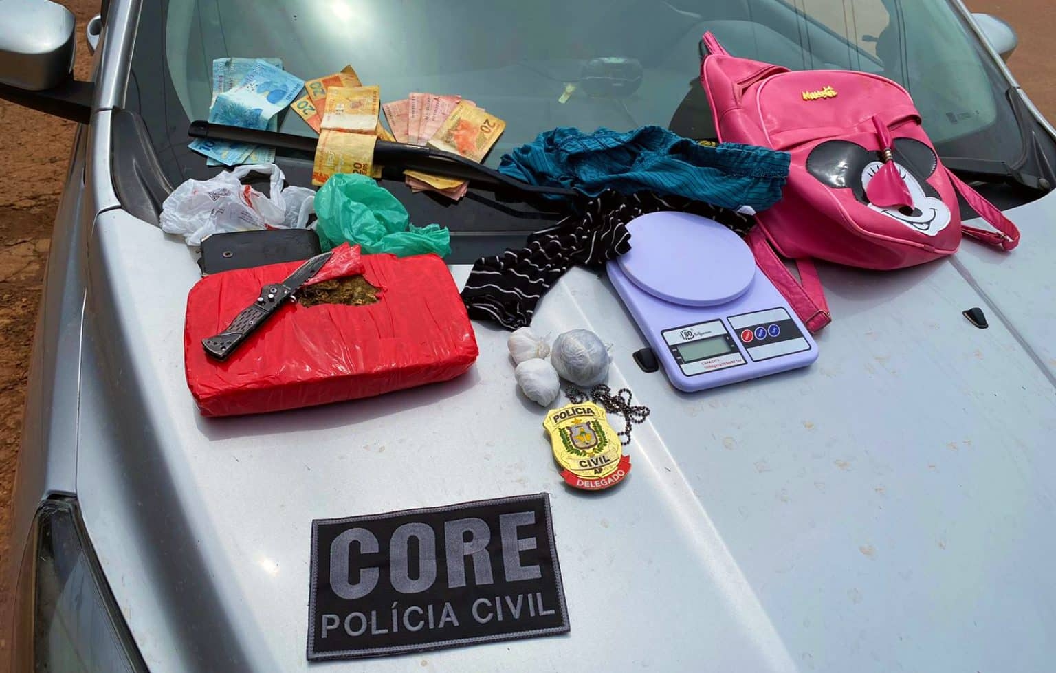 Taxista e passageiras foram presos transportando mais de 1kg de drogas para facção