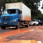 Caminhões de empresa destroem trecho na Rua das Oliveiras no bairro Pedrinhas