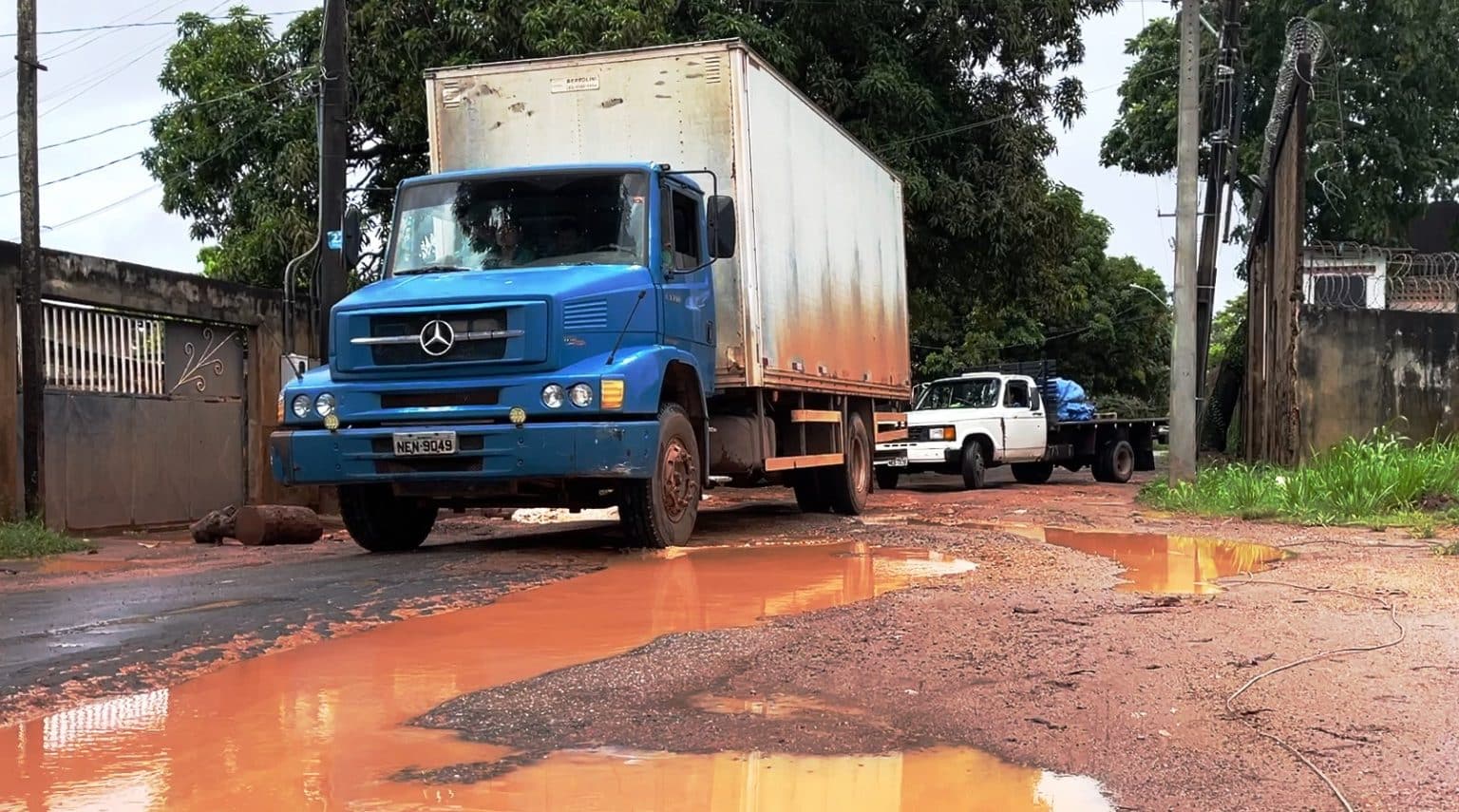 Caminhões de empresa destroem trecho na Rua das Oliveiras no bairro Pedrinhas