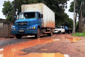 Caminhões de empresa destroem trecho na Rua das Oliveiras no bairro Pedrinhas