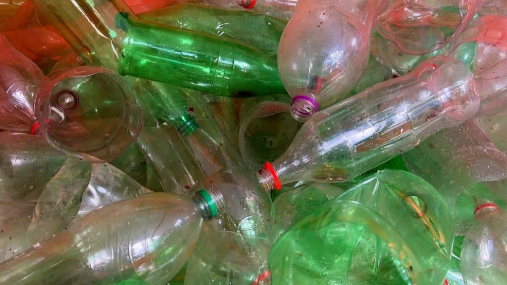 Família transforma garrafas pet em vassouras ecológicas e gera renda no bairro Araxá