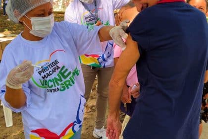 População marca presença na Praça Floriano Peixoto para se vacinar contra a gripe no domingo (21)