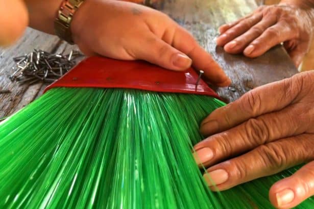 Família transforma garrafas pet em vassouras ecológicas e gera renda no bairro Araxá