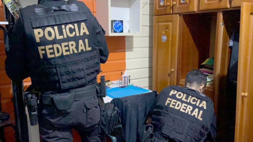 Homem preso pela Polícia Federal armazenava fotos e vídeos de abuso sexual infantil no celular