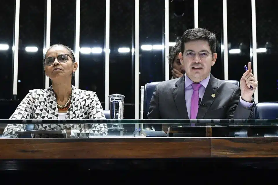Líder do governo Lula, Randolfe rompe com Marina Silva, deixa Rede e deve filiar ao PT