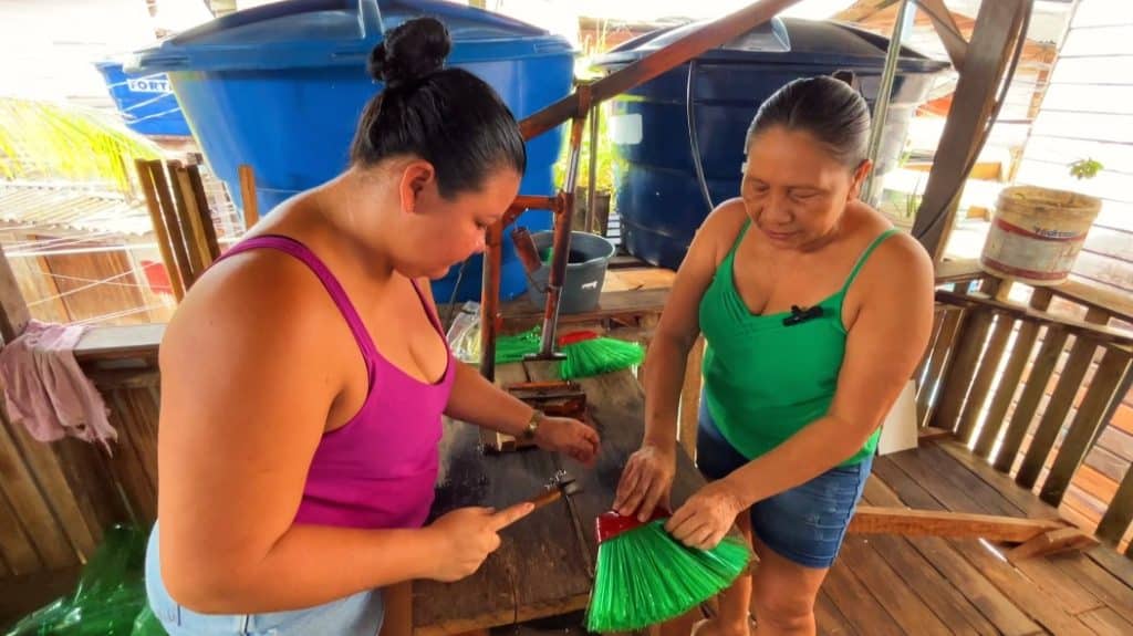 Família transforma garrafas pet em vassouras ecológicas e gera renda no bairro Araxá