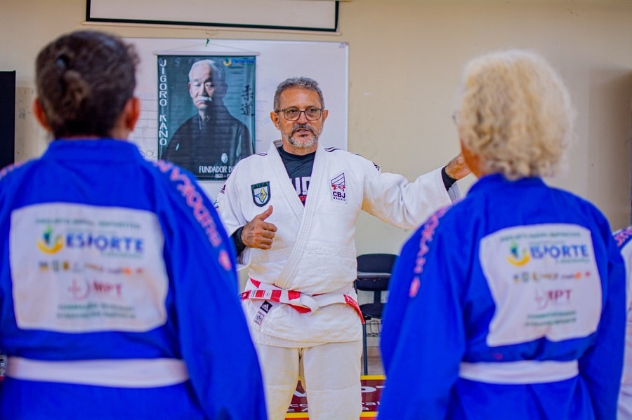 Judoca de 78 anos treina para cuidar do coração e da mente