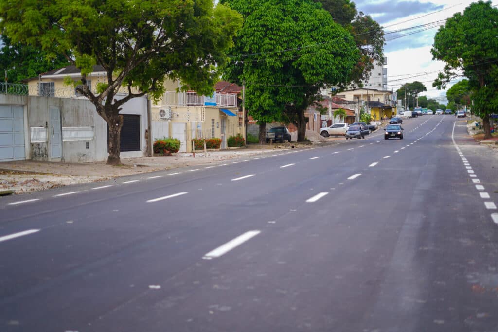 “Essa é a primeira vez que senti um asfalto de qualidade”, agradece moradora atendida com pavimentação