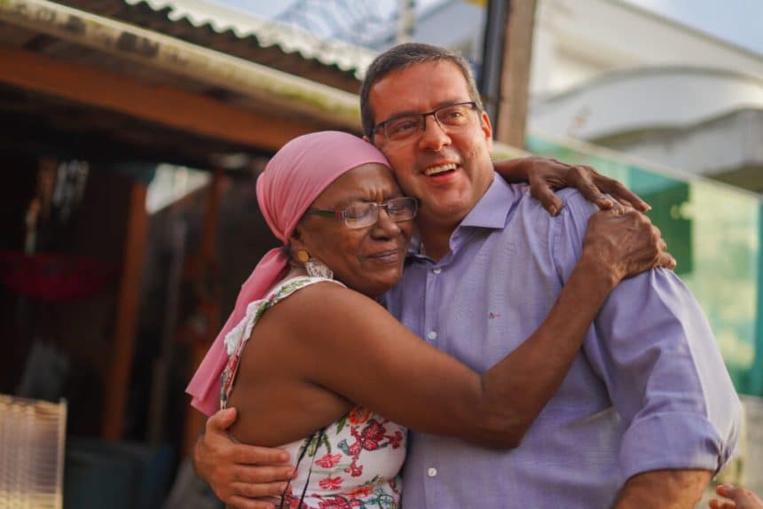 “Essa é a primeira vez que senti um asfalto de qualidade”, agradece moradora atendida com pavimentação