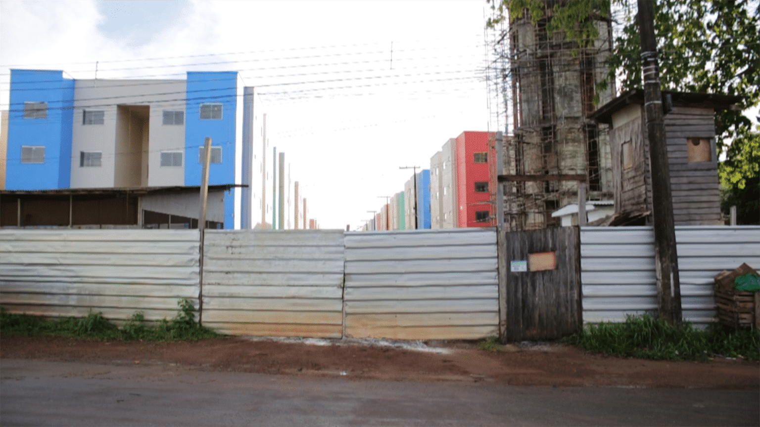 Moradores aguardam há uma década por conclusão de obra do Conjunto Vila das Oliveiras, no bairro Pedrinhas