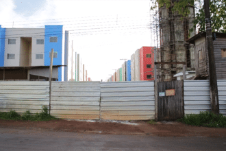 Moradores aguardam há uma década por conclusão de obra do Conjunto Vila das Oliveiras, no bairro Pedrinhas