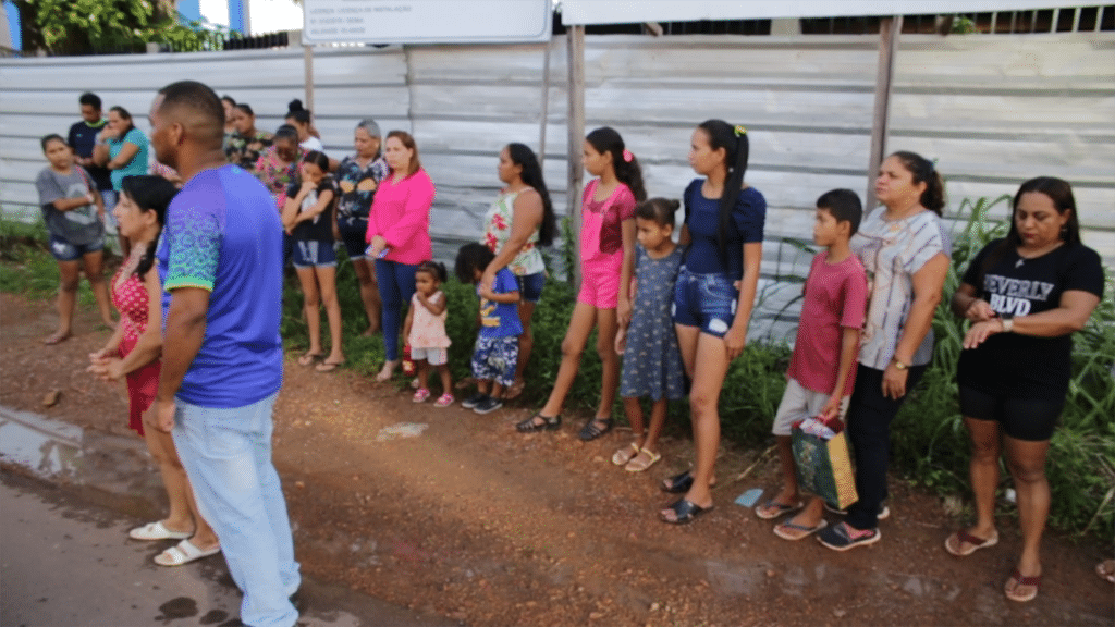 Governo atrasa pagamento de aluguel social de famílias que tiveram casas demolidas no Aturiá