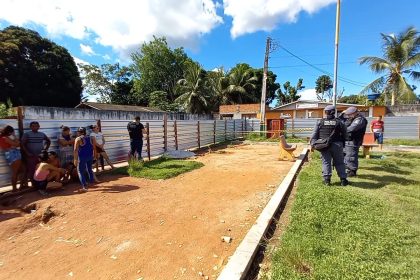 Corpo de jovem é encontrado em obra de praça envolto em fios elétricos