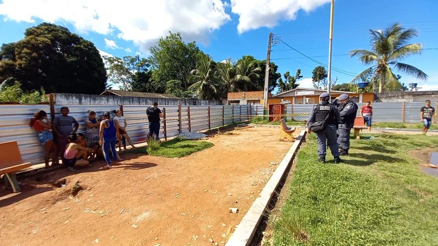 Corpo de jovem é encontrado em obra de praça envolto em fios elétricos