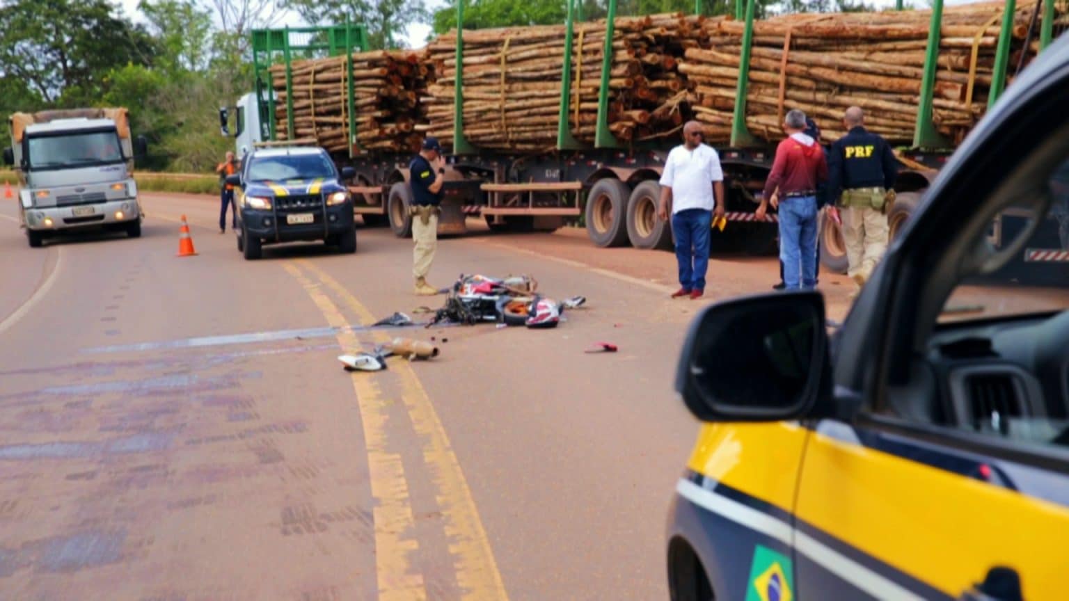 Motoqueiro morre após colidir com caminhão no KM 10 da BR-210, em Macapá