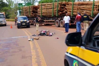 Motoqueiro morre após colidir com caminhão no KM 10 da BR-210, em Macapá