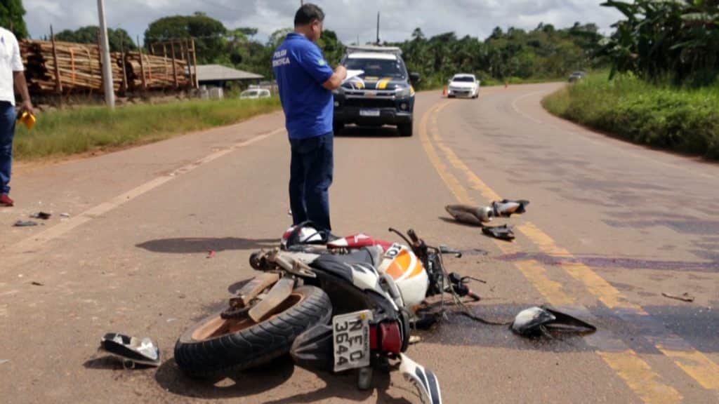 Motoqueiro morre após colidir com caminhão no KM 10 da BR-210, em Macapá