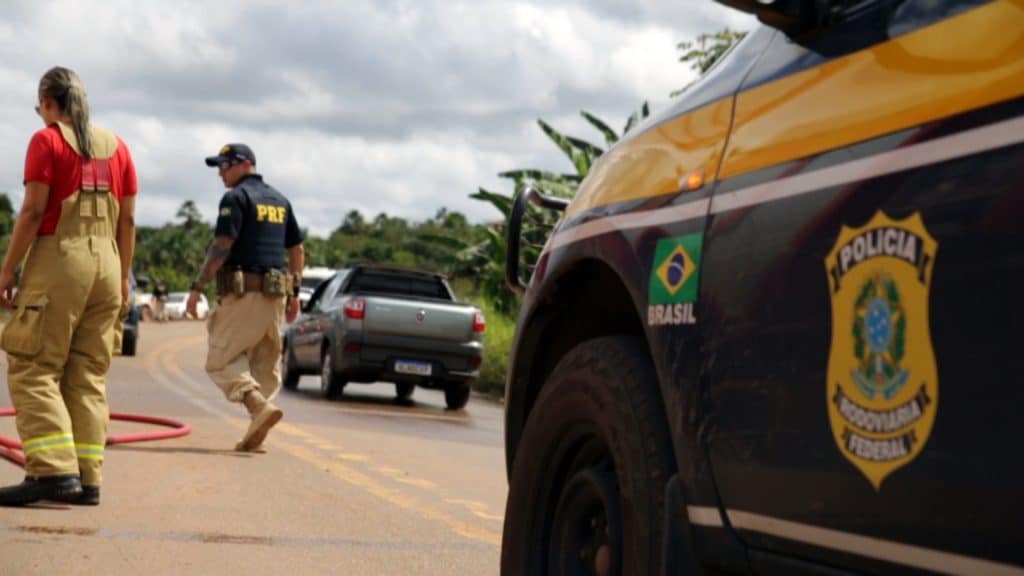 Motoqueiro morre após colidir com caminhão no KM 10 da BR-210, em Macapá