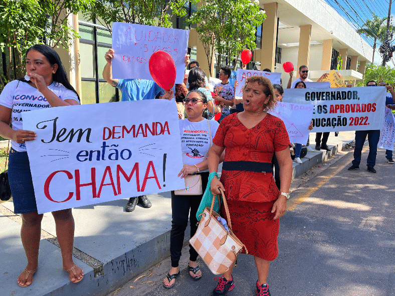 Aprovados em concurso da educação em 2022 realizam protesto em frente ao Palácio do Governo