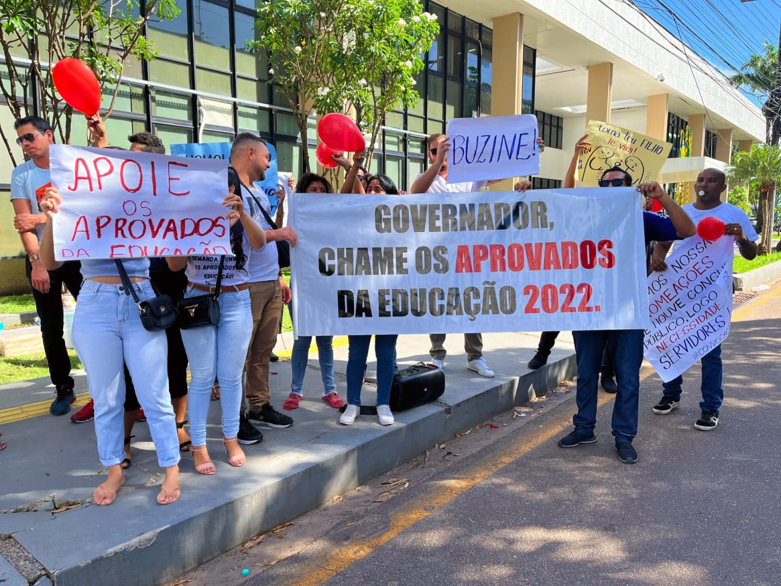 Aprovados em concurso da educação em 2022 realizam protesto em frente ao Palácio do Governo