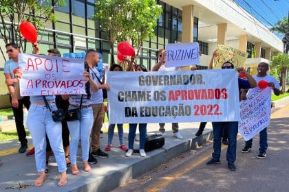 Aprovados em concurso da educação em 2022 realizam protesto em frente ao Palácio do Governo