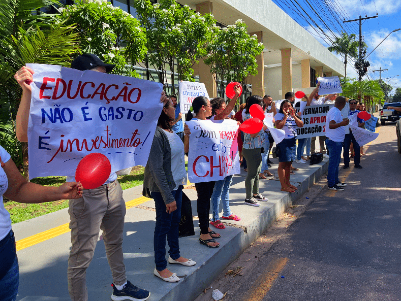 Aprovados em concurso da educação em 2022 realizam protesto em frente ao Palácio do Governo