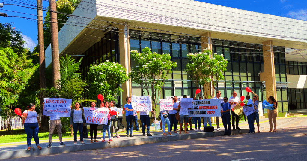 Aprovados em concurso da educação em 2022 realizam protesto em frente ao Palácio do Governo