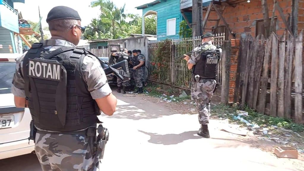 Criminoso faz família refém no bairro Pedrinhas