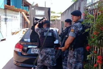 Criminoso faz família refém no bairro Pedrinhas
