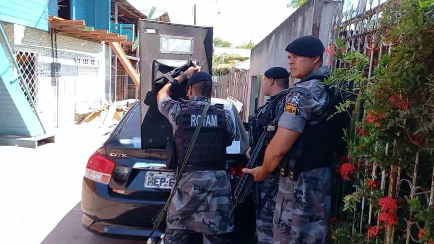 Criminoso faz família refém no bairro Pedrinhas