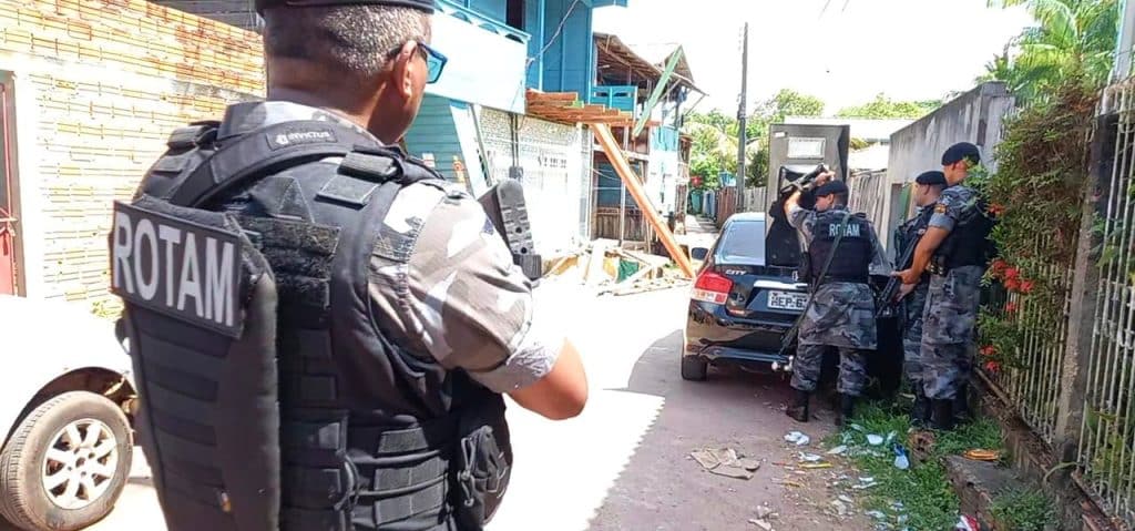 Criminoso faz família refém no bairro Pedrinhas