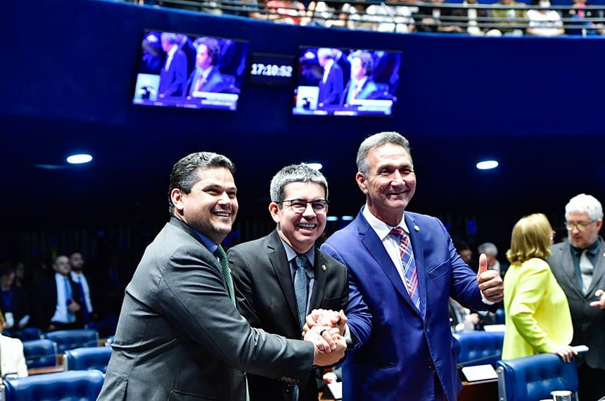 Davi, Randolfe e Lucas Barreto comemoram aprovação da PEC 07 que amplia transposição