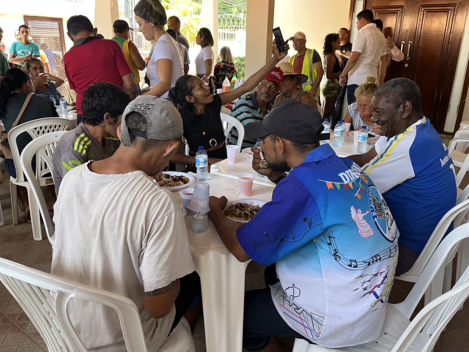 Escritório Kassyo Ramos serve almoço para pessoas em situação de rua de Macapá