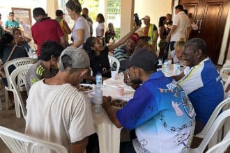 Escritório Kassyo Ramos serve almoço para pessoas em situação de rua de Macapá