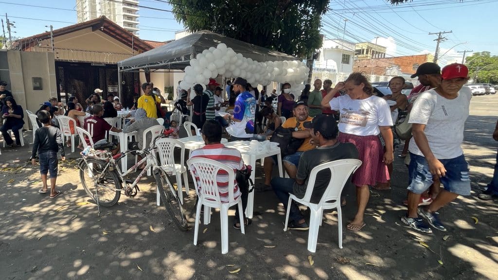 Escritório Kassyo Ramos serve almoço para pessoas em situação de rua de Macapá