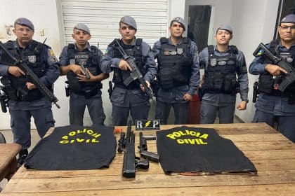 Militares apreendem armas e coletes de identificação da polícia