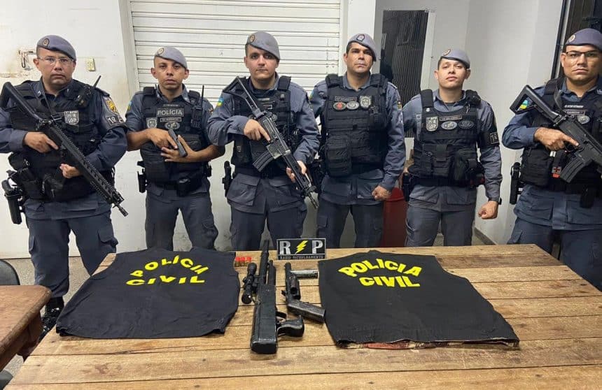 Militares apreendem armas e coletes de identificação da polícia