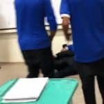 Alunos travam luta corporal dentro de sala enquanto professor assiste; pais de alunos estão revoltados