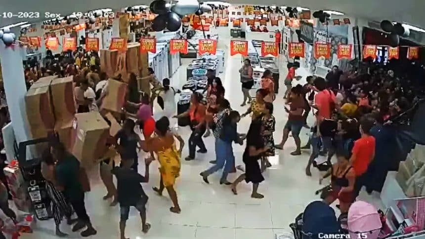 Promoção de 'Black Friday' resulta em tiro, pessoas pisoteadas e 40 feridos levados para hospitais