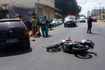 Motoqueiro não resiste a colisão com carro no Centro de Macapá