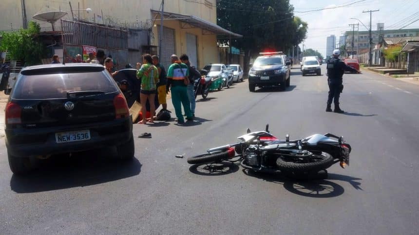 Motoqueiro não resiste a colisão com carro no Centro de Macapá