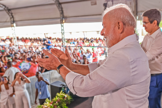 Randolfe Rodrigues anuncia volta ao PT de Lula durante cerimônia, em Macapá