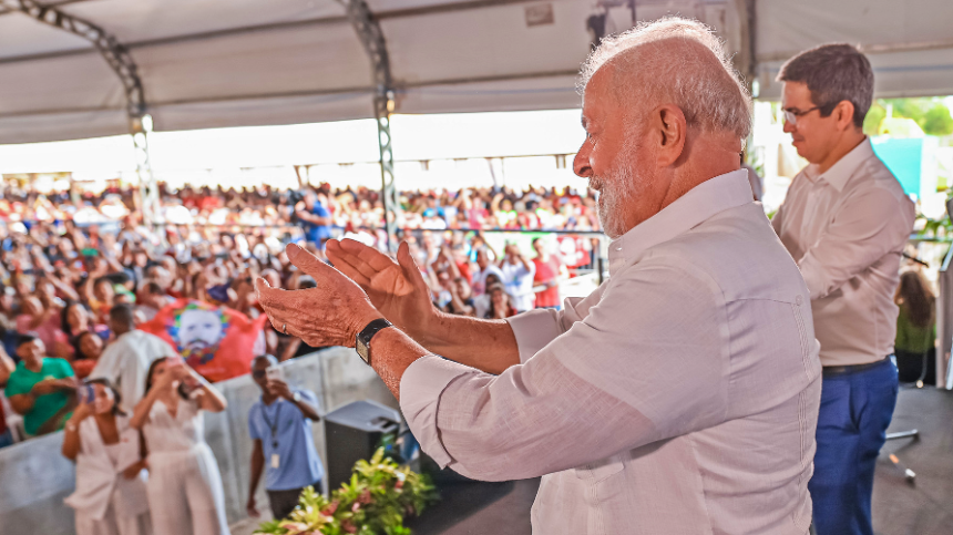 Randolfe Rodrigues anuncia volta ao PT de Lula durante cerimônia, em Macapá